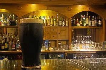 Alcock & Brown Отель Клифден